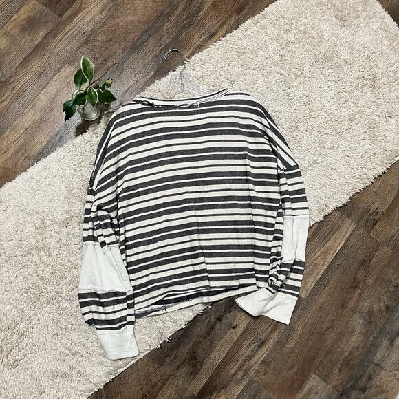 Buckle BKE Medium Oversized White Black Striped Distressed Bell Sleeve Sweater - Picture 6 of 6